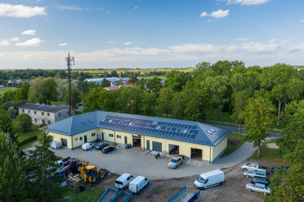 Uz velmēta jumta uzbūvēta saules elektrostacija Harju apriņķī