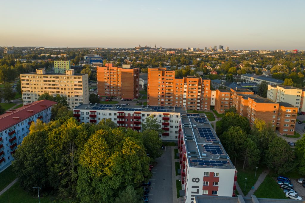 Saules enerģijas stacijas daudzdzīvokļu namiem ar plakanajiem jumtiem Tallinā