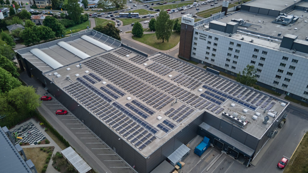 Saules elektrostacija uz jumta Rīgā