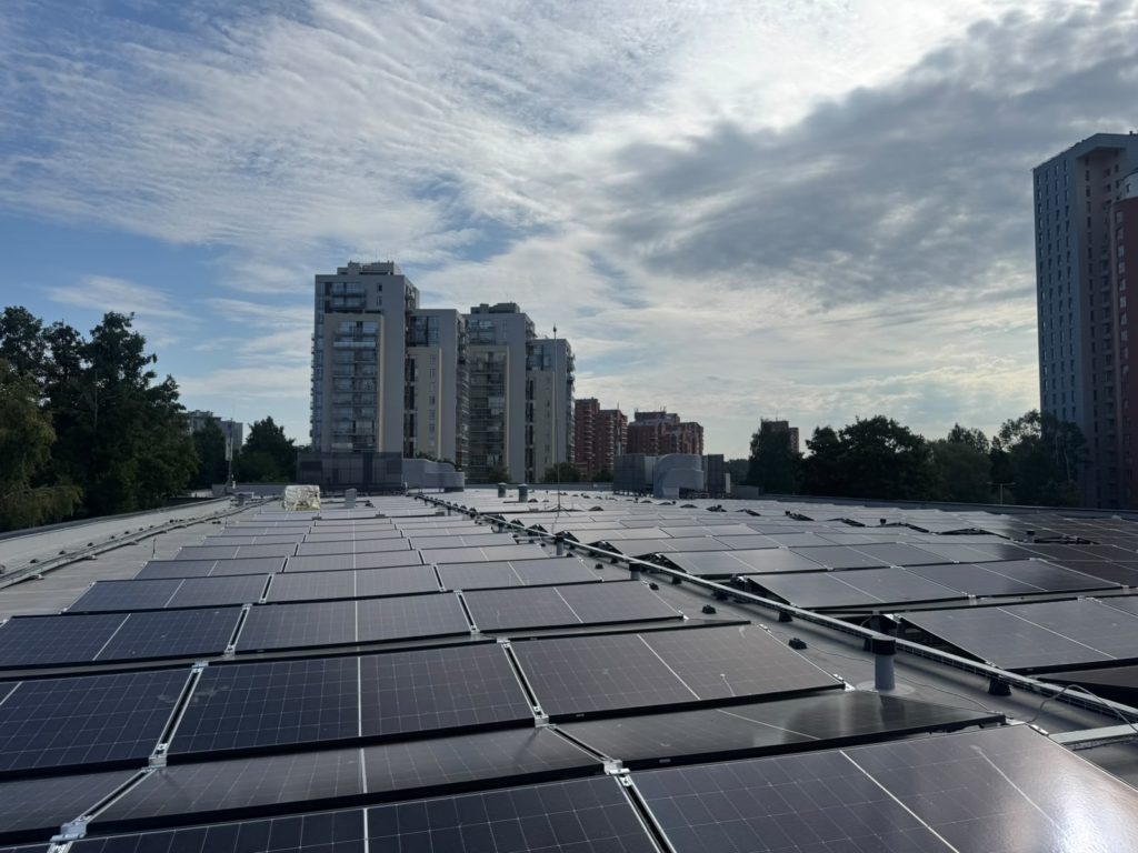 Saules elektrostacija uz jumta Rīgā